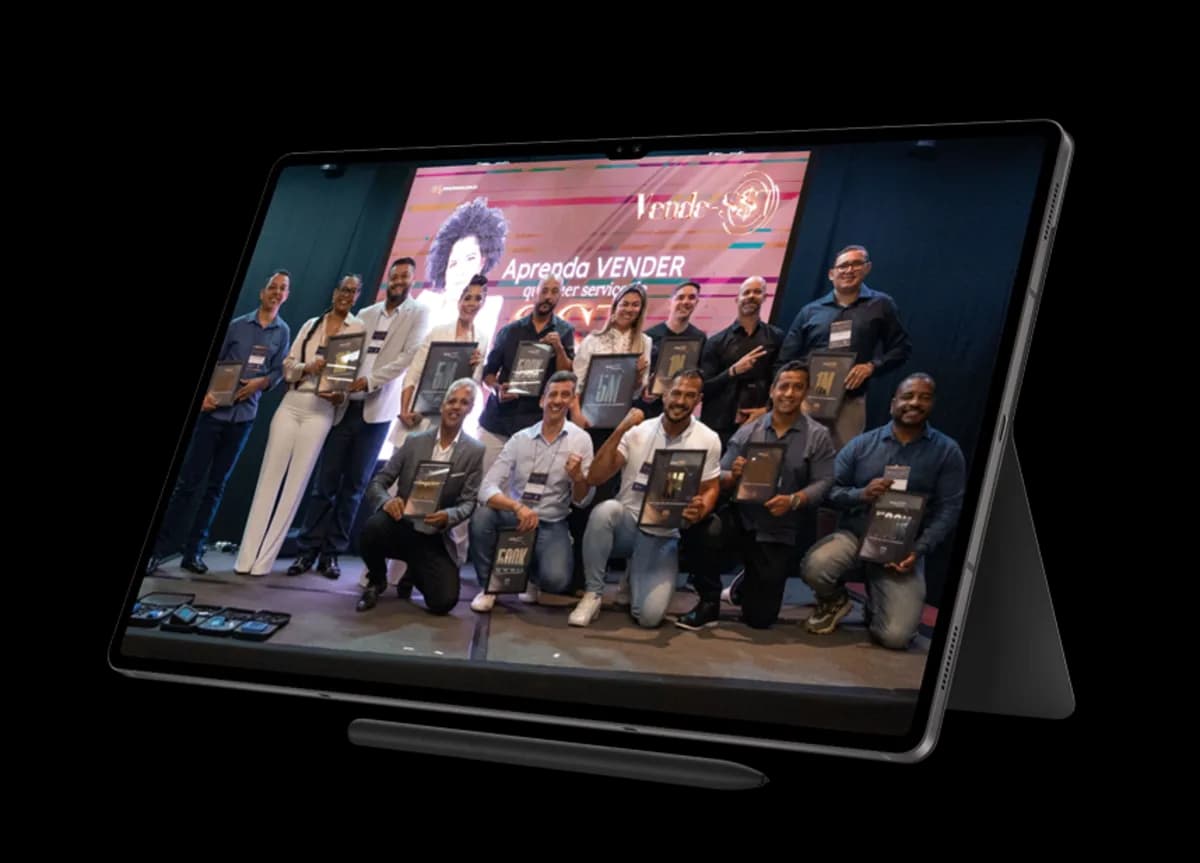 Tablet mostrando grupo de alunos